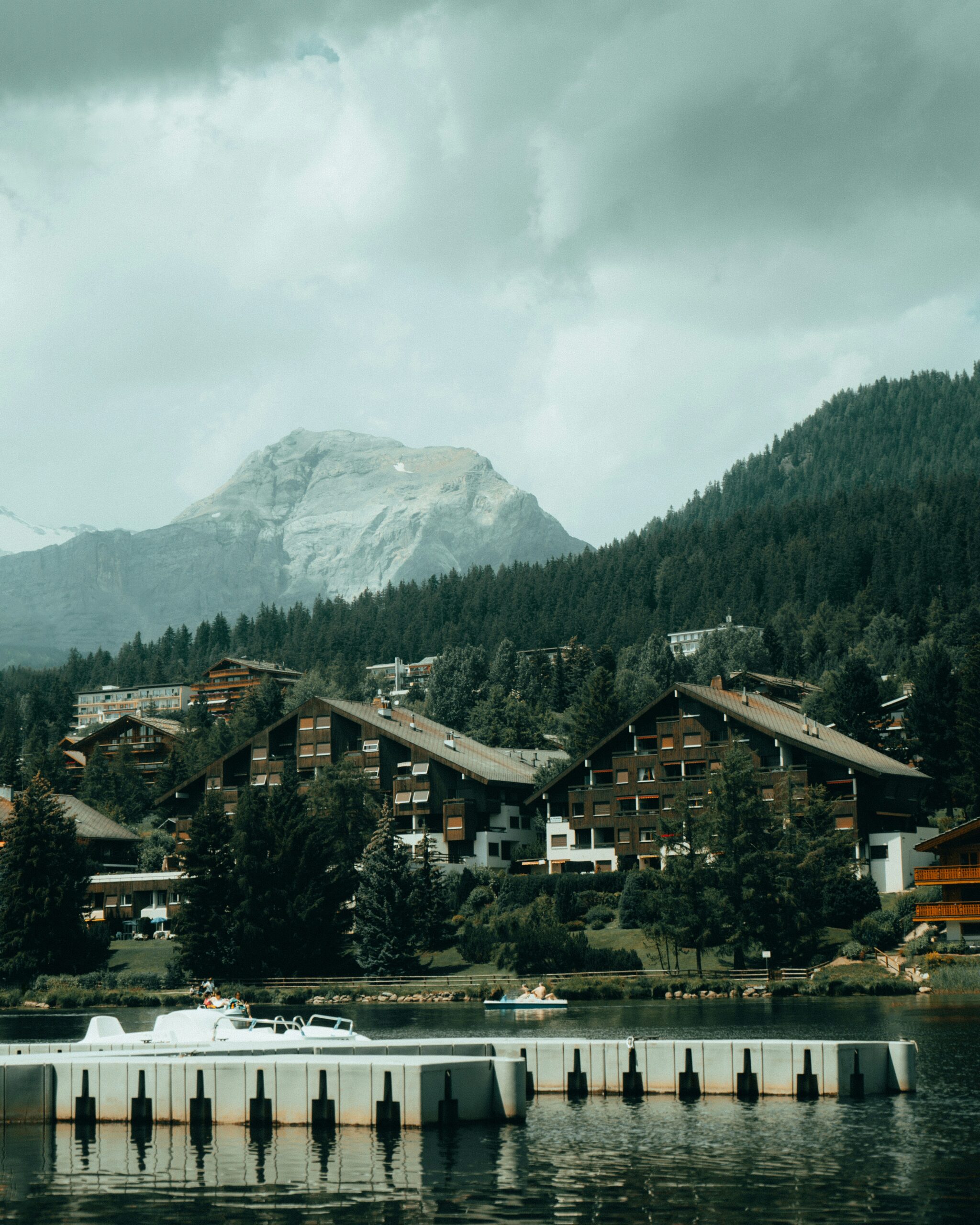 Sommets alpins enneigés